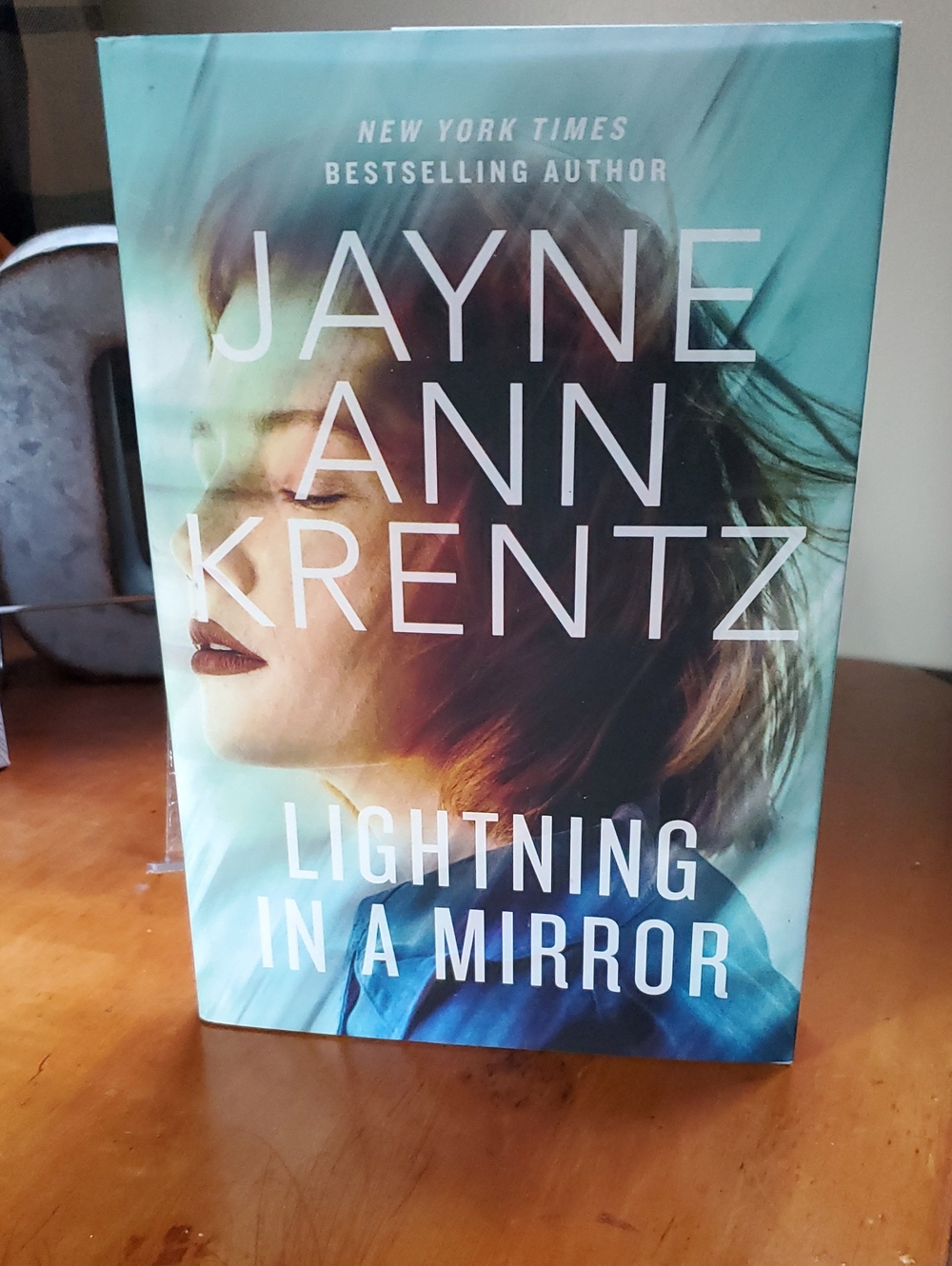 Jayne Ann Krentz - Lightning in a Mirror (Aqua Cover)